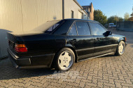 MERCEDES-BENZ W124 300E, schwarz,