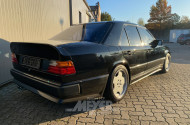 MERCEDES-BENZ W124 300E, schwarz,