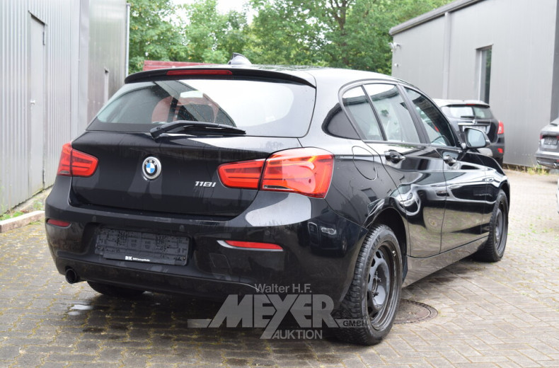 BMW 118i Advantage, schwarz