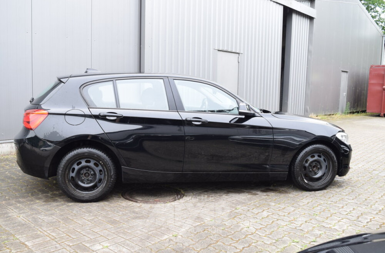 BMW 118i Advantage, schwarz