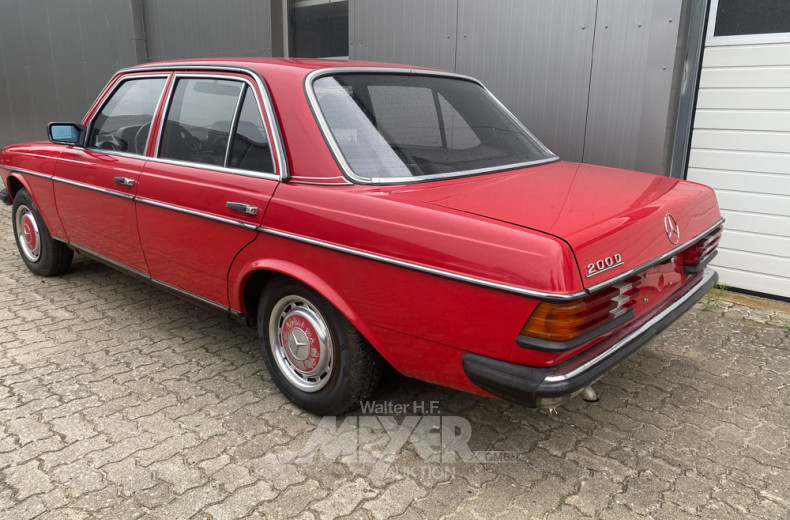 MERCEDES-BENZ W123 200D, rot