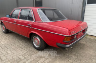 MERCEDES-BENZ W123 200D, rot