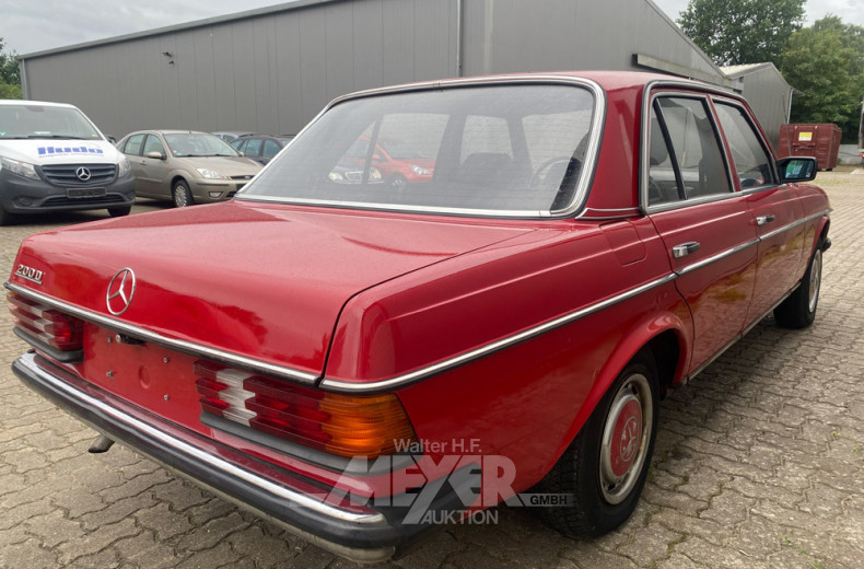 MERCEDES-BENZ W123 200D, rot