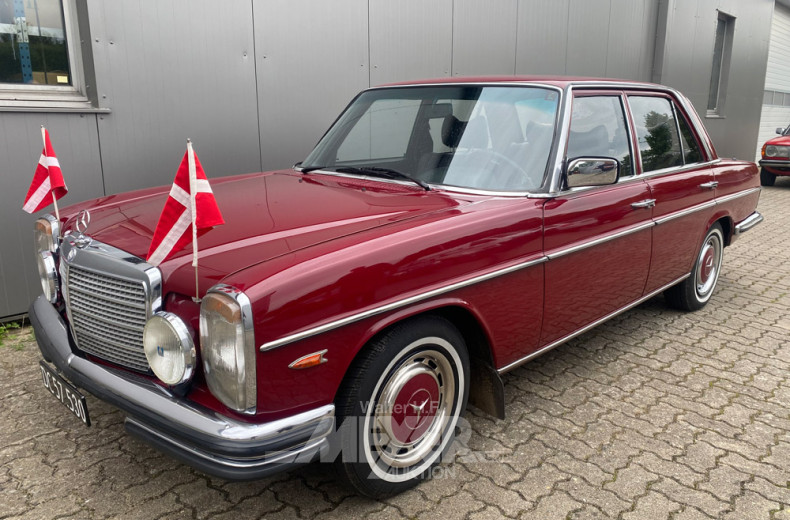 MERCEDES-BENZ W115/8 220D, dkl. rot