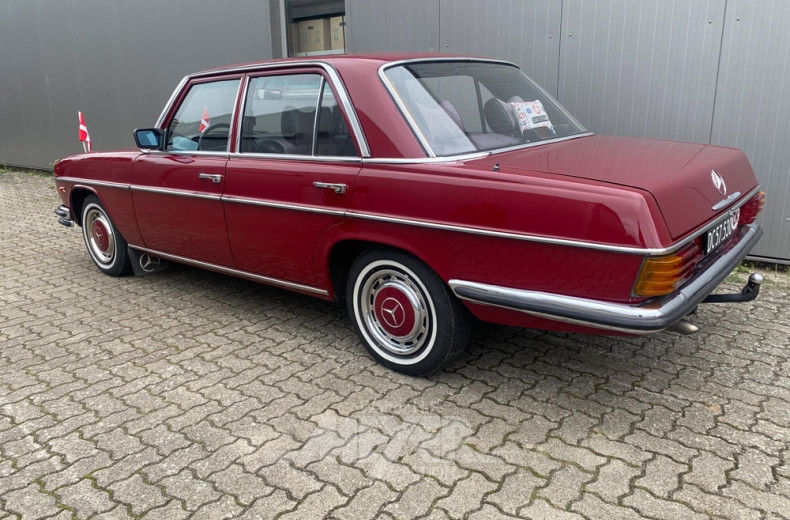 MERCEDES-BENZ W115/8 220D, dkl. rot