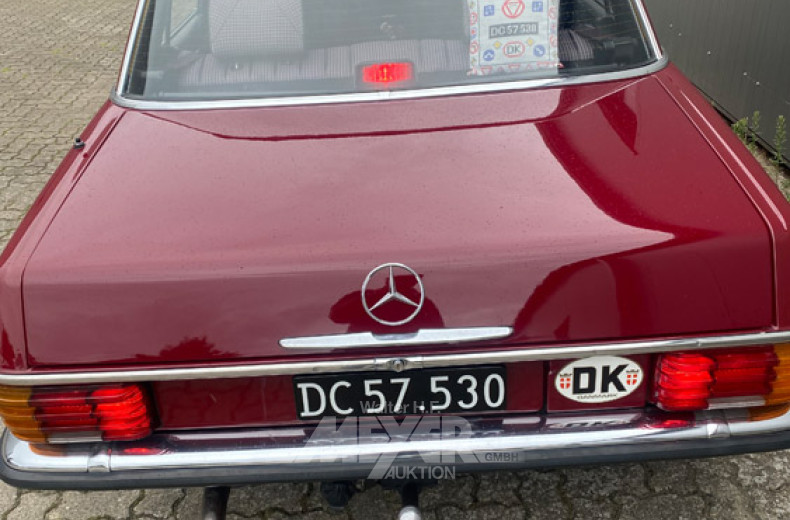 MERCEDES-BENZ W115/8 220D, dkl. rot