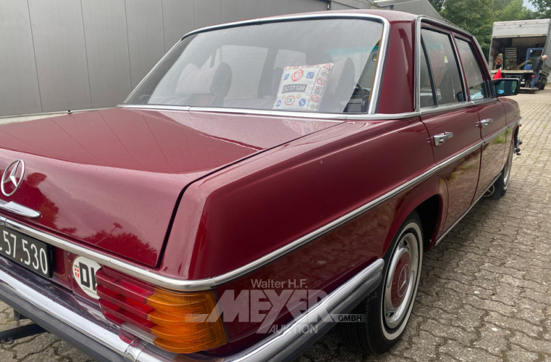 MERCEDES-BENZ W115/8 220D, dkl. rot