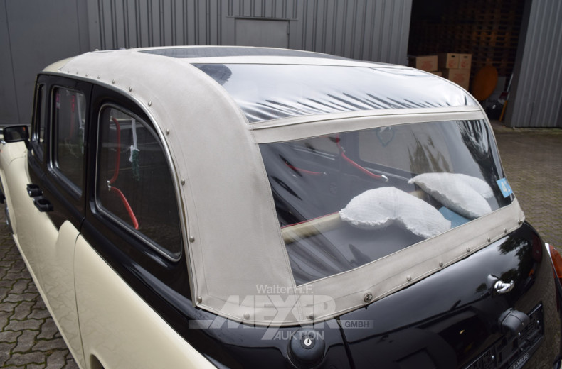 LTI Carbodies London Taxi Landualet FX4,