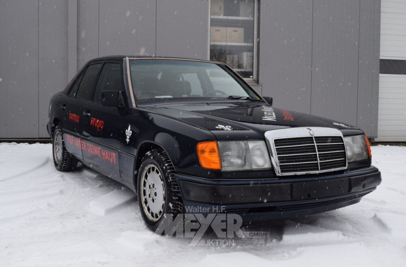 MERCEDES-BENZ W124 200E, dkl. Blau