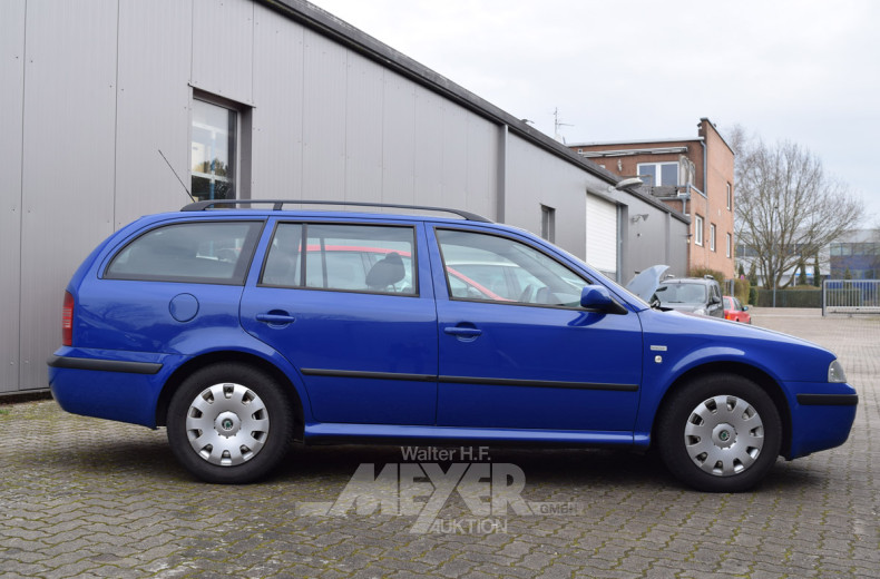 SKODA Octavia Kombi, blau