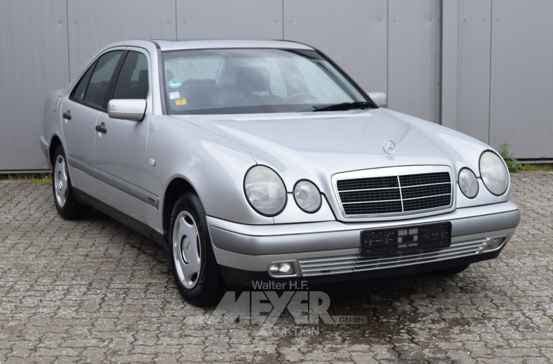 MERCEDES-BENZ W210 E240 Classic