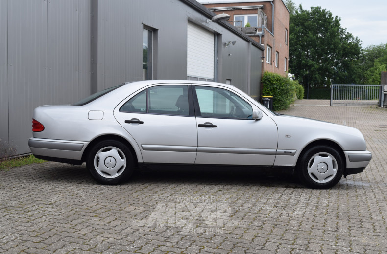 MERCEDES-BENZ W210 E240 Classic