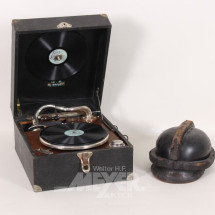 Los 5750: Koffergrammophon u. 1 antiker Lederhelm