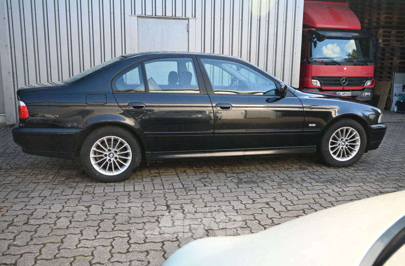 BMW 525i E39 spahirschwarz metallic,