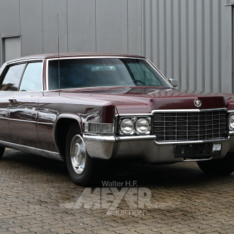 CADILLAC Fleetwood 60s Limousine