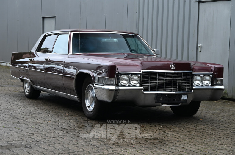 CADILLAC Fleetwood 60s Limousine