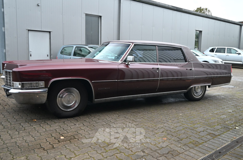 CADILLAC Fleetwood 60s Limousine