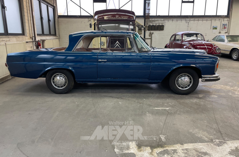 MERCEDES-BENZ W111 280E, teilrestauriert