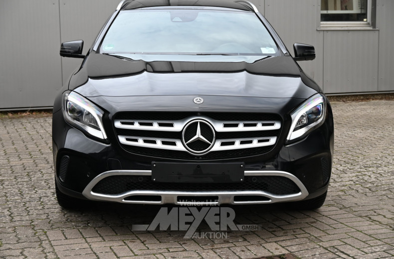 MERCEDES-BENZ GLA 180, kosmosblack