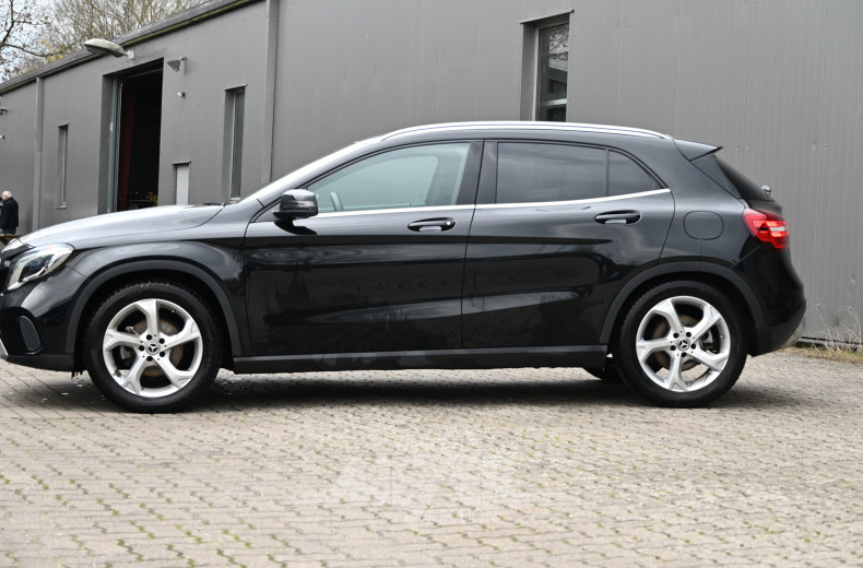 MERCEDES-BENZ GLA 180, kosmosblack