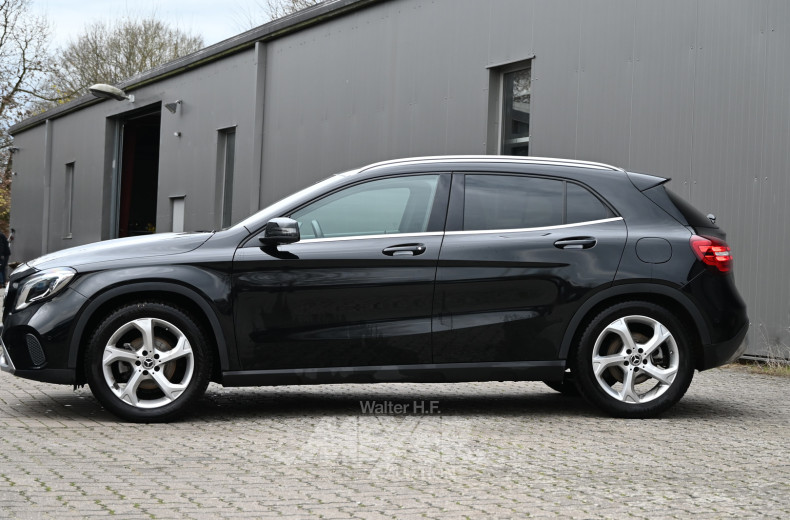 MERCEDES-BENZ GLA 180, kosmosblack