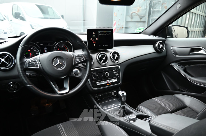 MERCEDES-BENZ GLA 180, kosmosblack