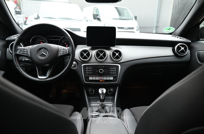 MERCEDES-BENZ GLA 180, kosmosblack