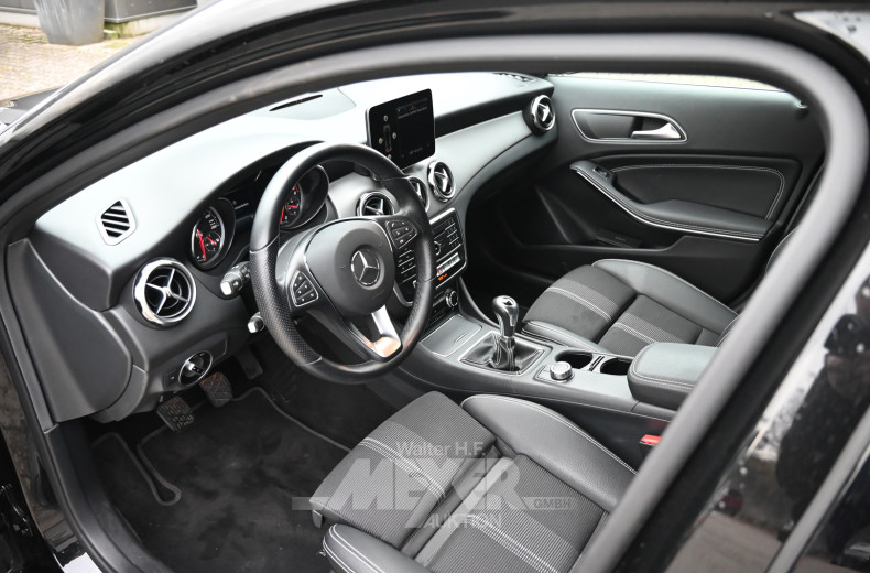 MERCEDES-BENZ GLA 180, kosmosblack