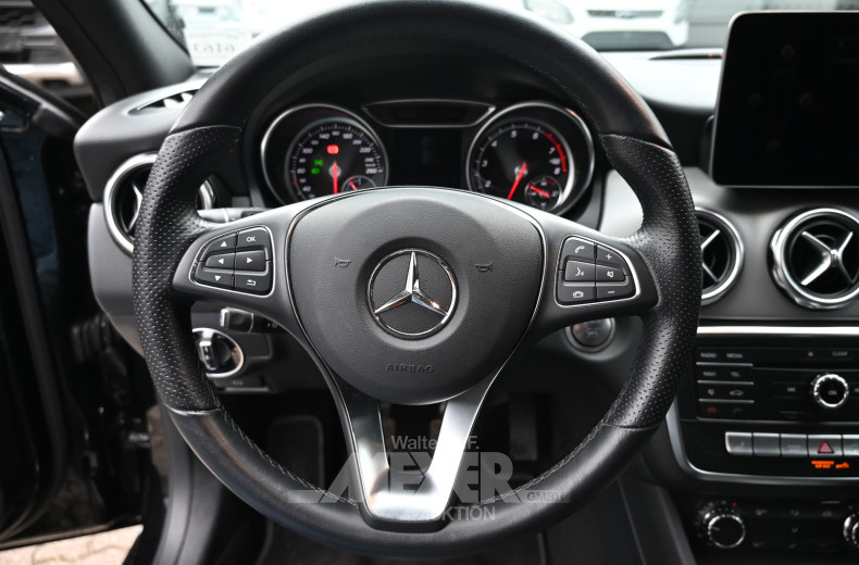 MERCEDES-BENZ GLA 180, kosmosblack