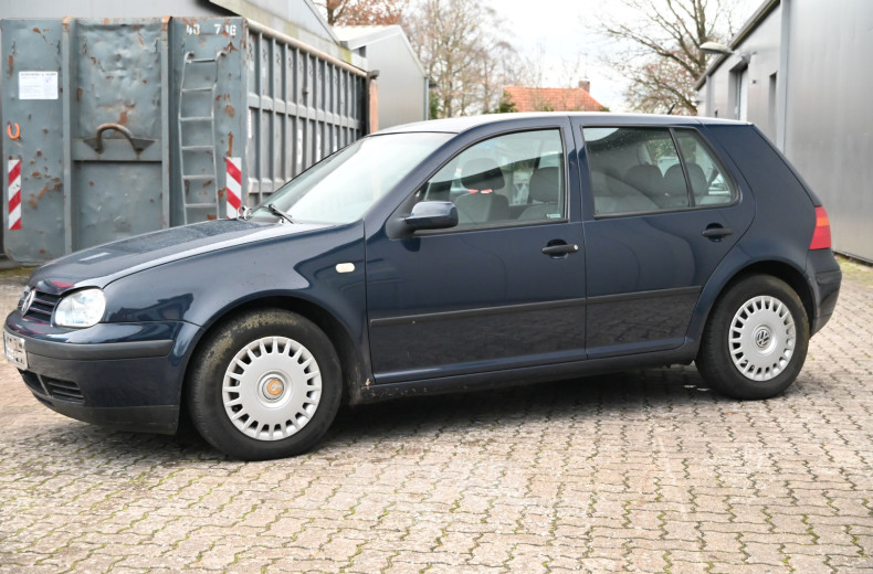 VOLKSWAGEN Golf IV, blau, 4-trg.