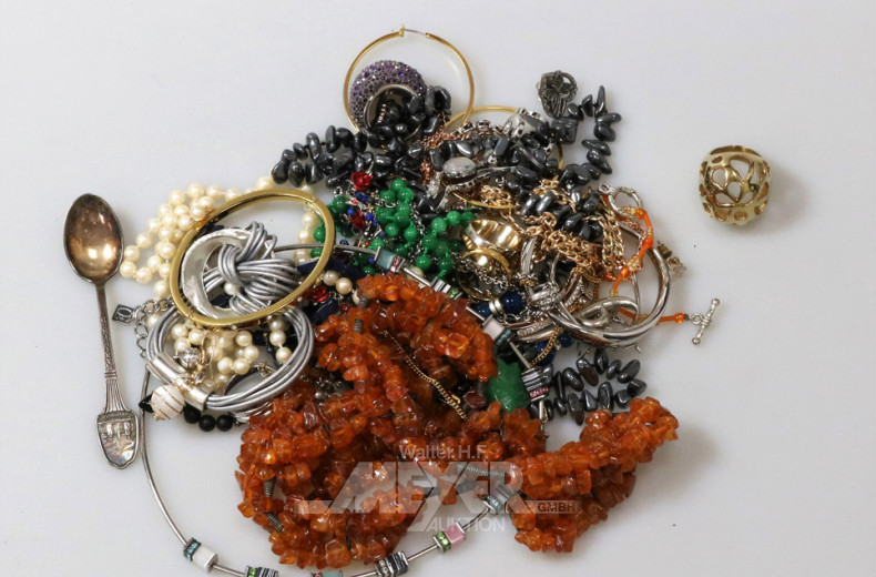 Posten Modeschmuck: Armreifen, Ketten,