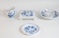 4 Porz.-Teile ''Meissen'', Zwiebelmuster: