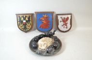 3 Wappen, 1 Muschel und 7 kl. Elefanten