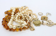 Posten Modeschmuck: Ketten, Broschen,