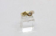 Ring, 585er GG, mit 1 kl. Diamanten