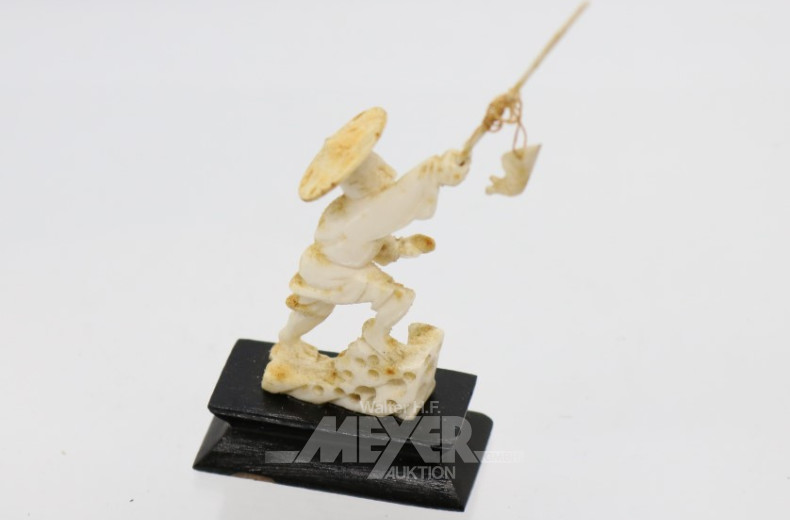 kl. Hornfigur ''Angler'' beschädigt