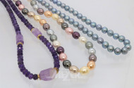 12 Halsketten mit Perlen, Amethyst, Koralle