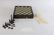 Spielekasten mit Schachfiguren,