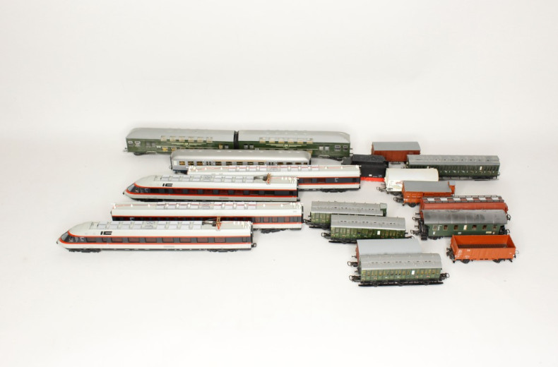 Zug mit 4 Modelleisenbahn-Wagons