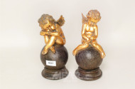 Paar Deko.-Figuren ''Putti auf Kugeln''