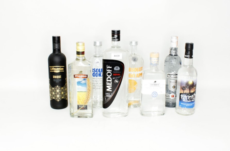 8 Flaschen Vodka, u.a.: ABSOLUT, MEDOFF