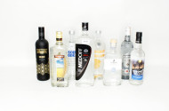 8 Flaschen Vodka, u.a.: ABSOLUT, MEDOFF