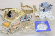 Posten Modeschmuck, u.a.: Brosche,