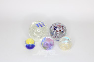 5 versch. Kristall-Paperweights