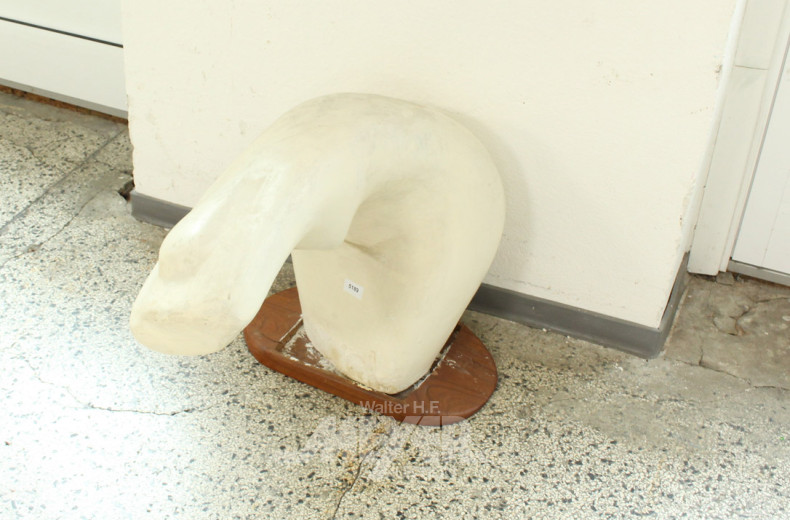 Gips-Skulptur ''Die Gebeugte'',