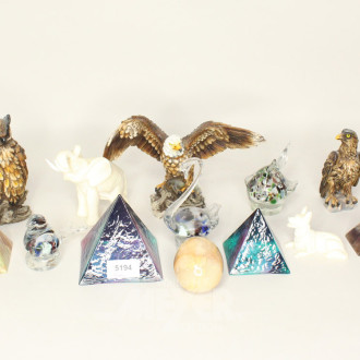 Konvolut Figuren und Paperweights: