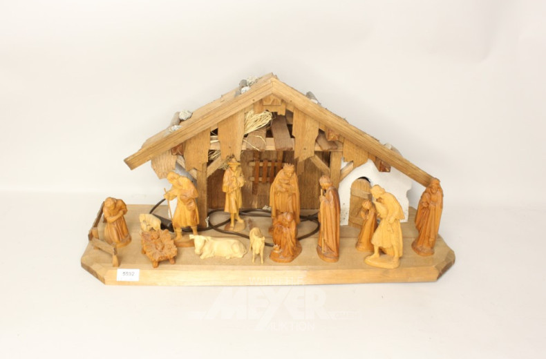 Holzkrippe mit Figuren,