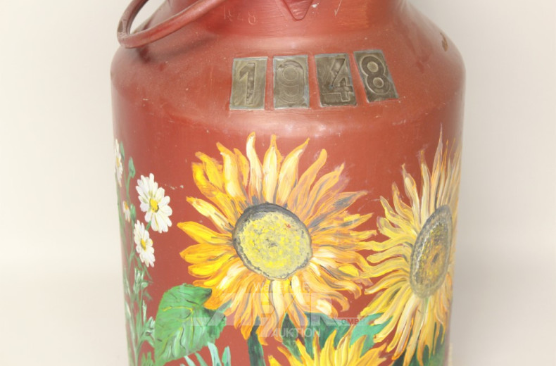 Milchkanne, rotgrundig mit Blumenmotiv,