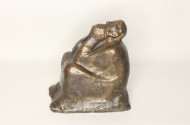 Bronzefigur ''Sitzender Mann''