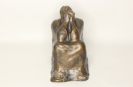 Bronzefigur ''Sitzender Mann''